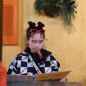 Meet your Posher, Lily